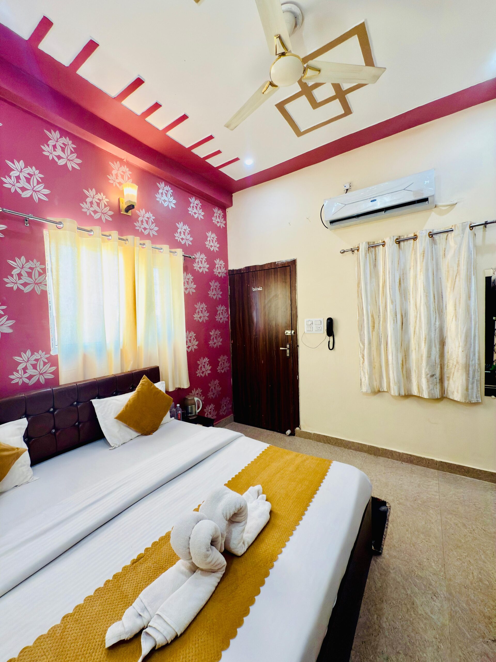 Deluxe King Room - Image 9