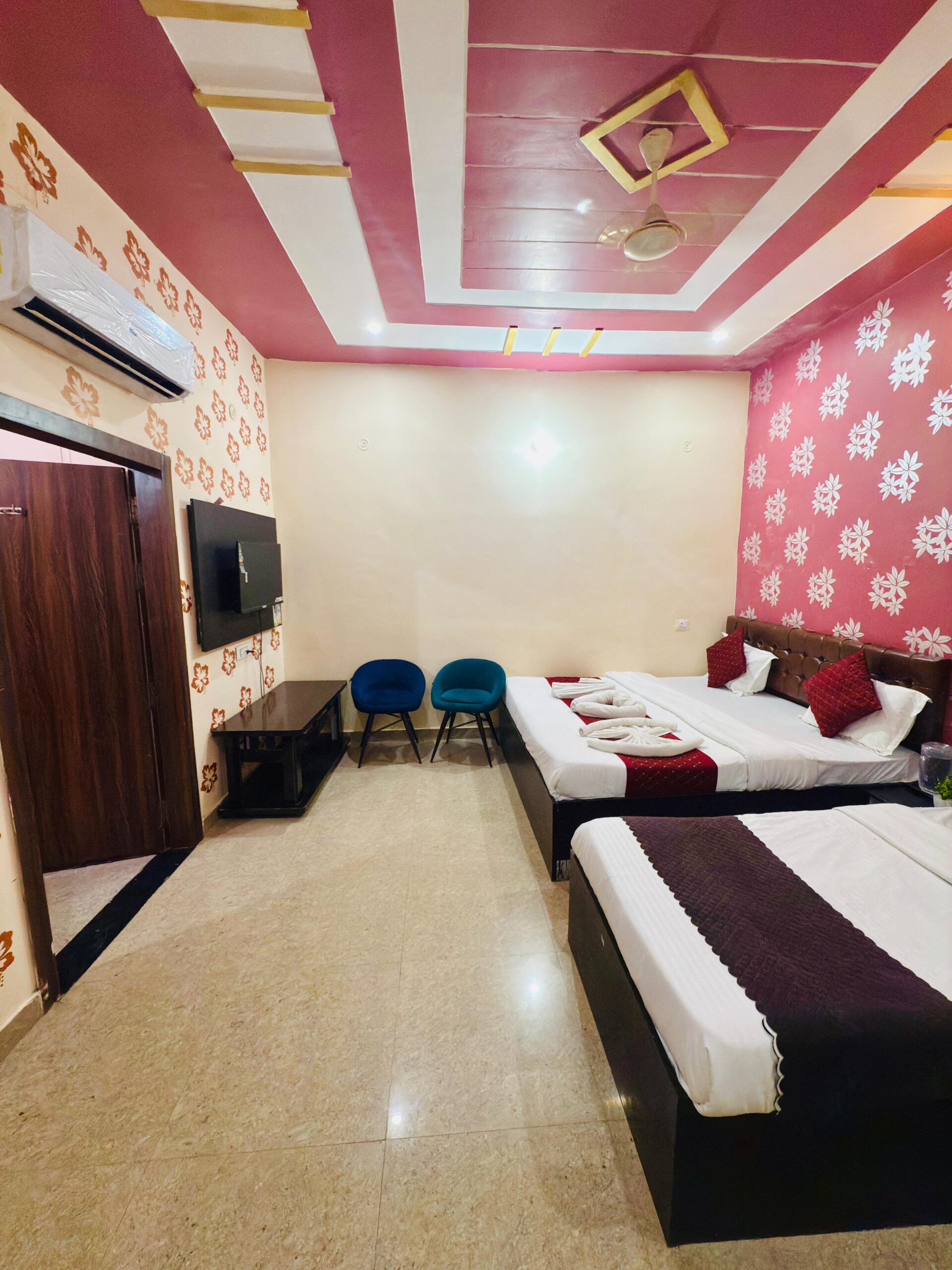 Deluxe  Family Room - Image 3