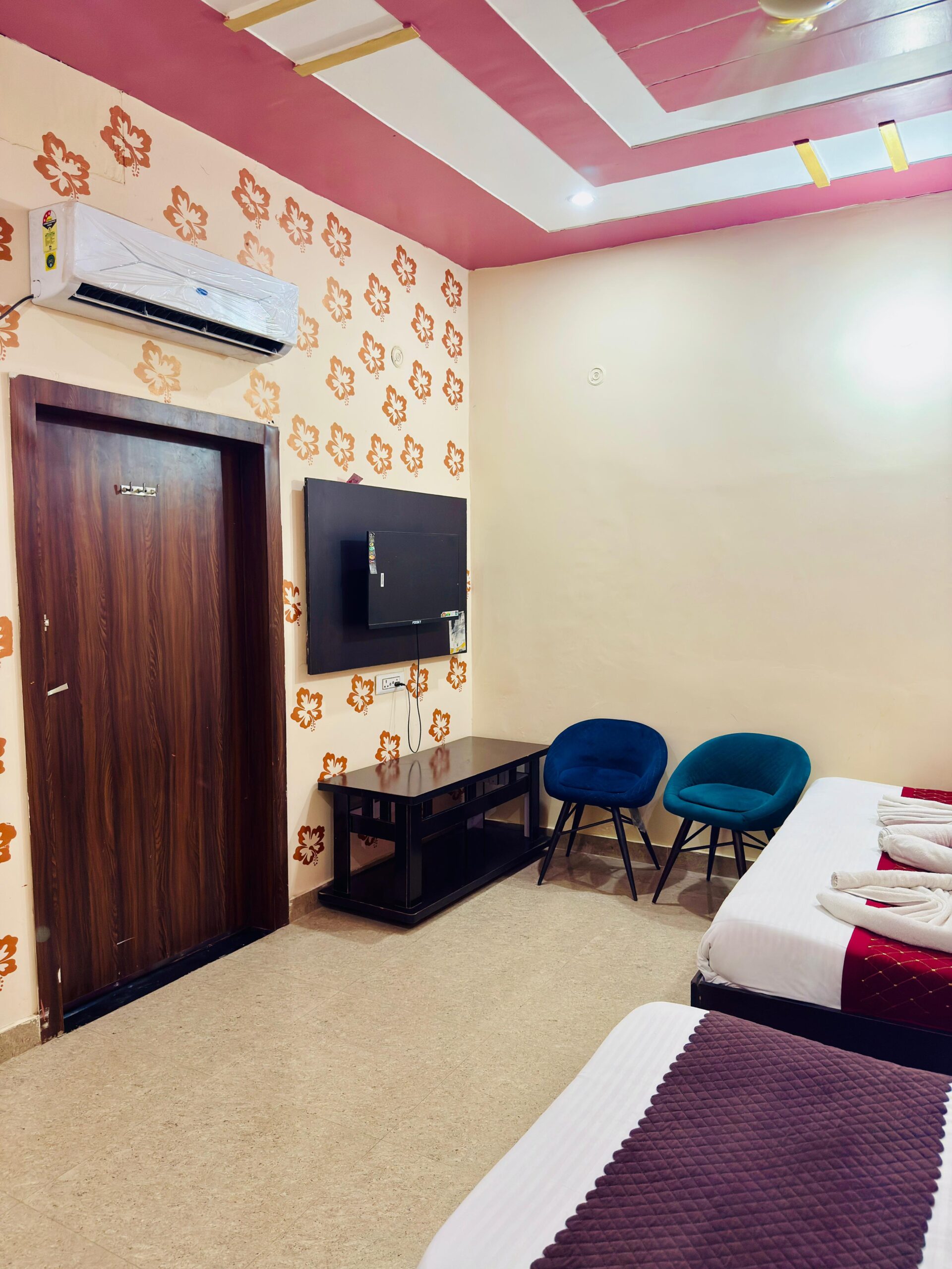 Deluxe  Family Room - Image 2