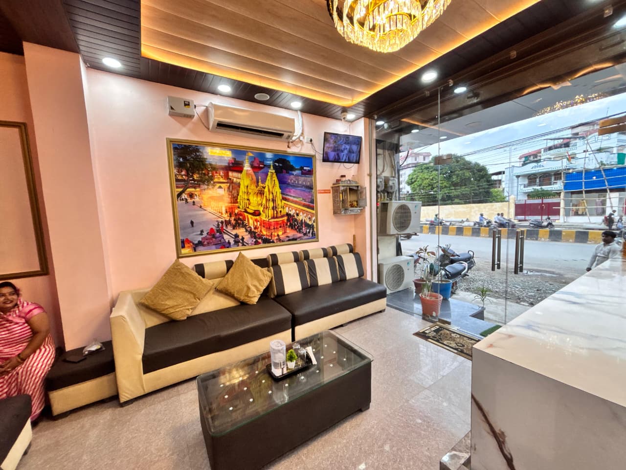 Deluxe King Room - Image 11