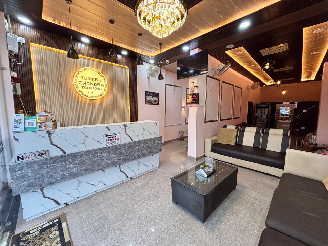Deluxe King Room - Image 12